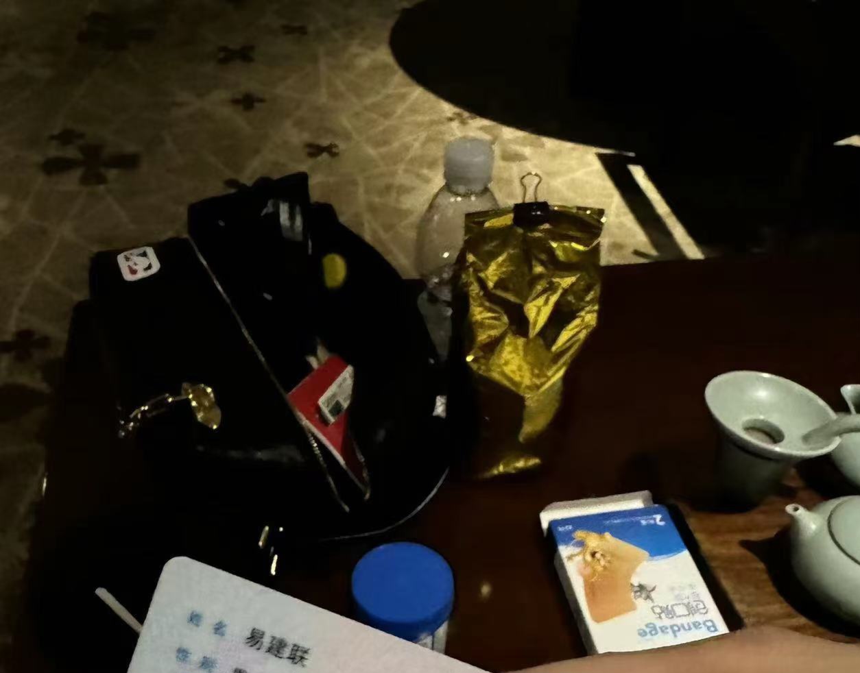 🤣嫖娼现场LV包被网友扒出 反对者：能说明什么？这包字母哥也有一个
